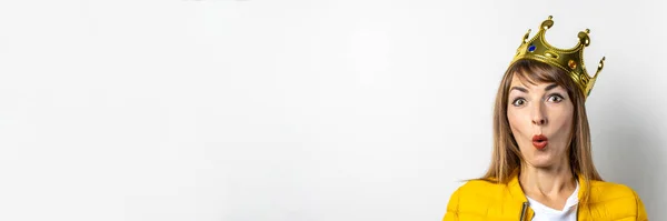Молода Жінка Жовтій Куртці Корона Голові Здивованим Обличчям Світлому Тлі — стокове фото