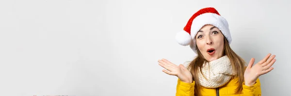 Mujer Joven Con Sombrero Santa Claus Extiende Sus Brazos Sobre — Foto de Stock