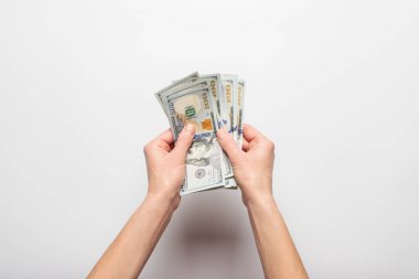 Kadın eli tutuşur, para sayar, arka planda dolar bırakır. Maaş, zenginlik, satın alma, vergiler. Pankart. Düz yatış, üst görünüm.