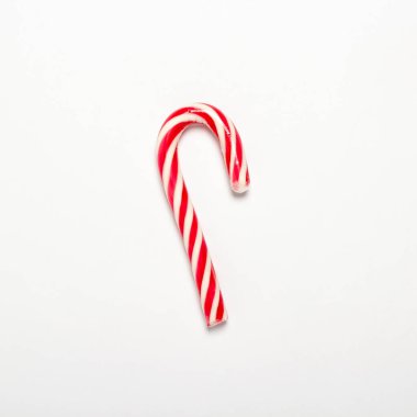 Beyaz izole edilmiş arka planda karamel kamış. Noel 'i, yeni yılı, tatilde tatlı yemeyi. Düz yatış, üst görünüm.