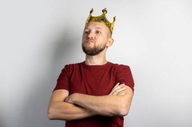 Kafasında tacı olan genç bir adam. Kavram, kral, şans, kazanç, zenginlik, hayal, amaç, istektir. Pankart.