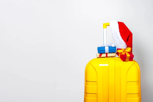 Uma Mala Plástico Amarelo São Presentes Vestindo Chapéu Vermelho Papai — Fotografia de Stock