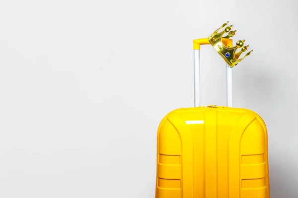 Auf Einem Gelben Plastikkoffer Mit Einer Goldenen Krone Auf Hellem — Stockfoto