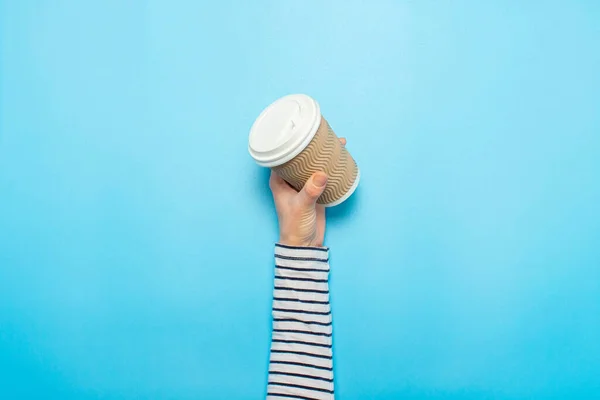 Mano Femenina Sostiene Una Taza Papel Con Café Sobre Fondo — Foto de Stock