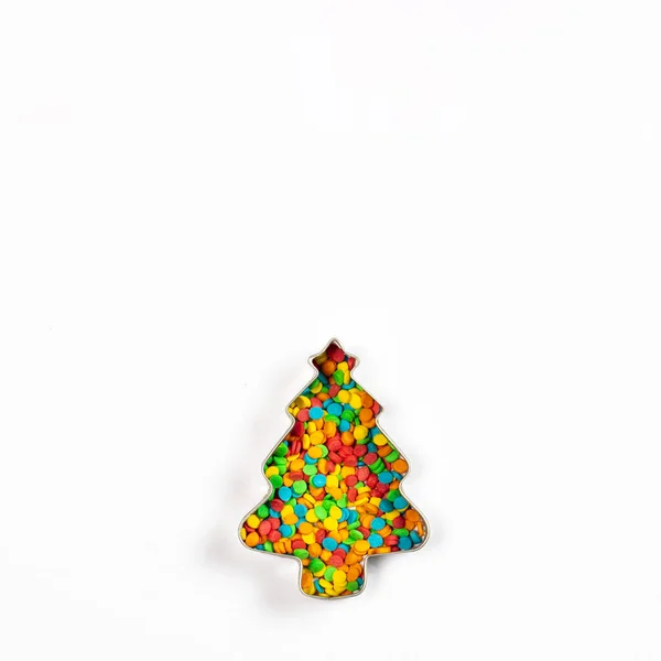 圣诞树的形状和五彩斑斓的装饰在浅色的背景上 正方形圣诞节 新年的概念 简约主义平躺在地上 俯瞰四周 — 图库照片