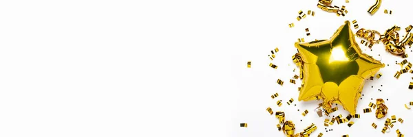 白い背景に金色の風船の星とコンフェッティの形をした空気 パーティー 誕生日 装飾の概念 バナーフラットレイアウト トップビュー — ストック写真