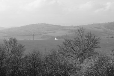 Dünyanın güzelliği - dağlarda bir kilisesi olan hüzünlü doğa