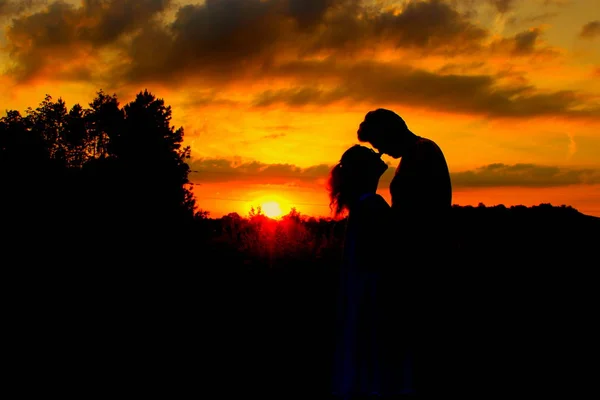 Mężczyzna Kobieta Zakochani Romantycznym Zachodzie Słońca — Zdjęcie stockowe