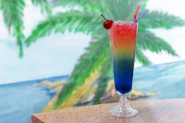 Mooie Smakelijke Kleurrijk Drankje Cocktail Een Glas Met Sap Alcohol — Stockfoto
