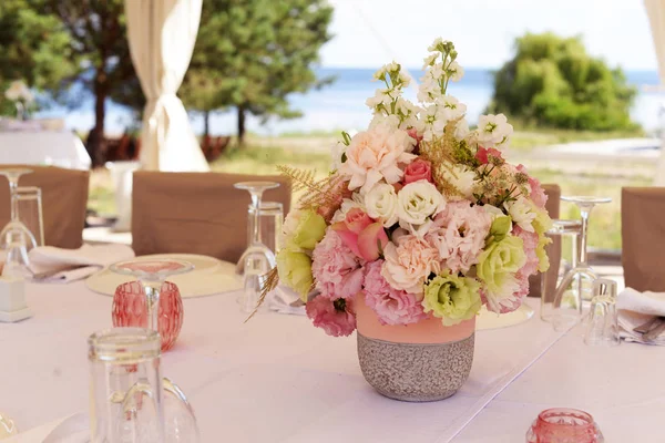 Beautiful Wedding Bouquet White Flowers Roses Golden Leaves Nature Table — Stock Photo, Image