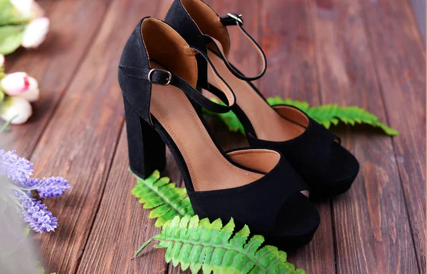 Pięknych Kobiet Buty Sandały Czarne Pięcie Drewniane Tła Listkami — Zdjęcie stockowe