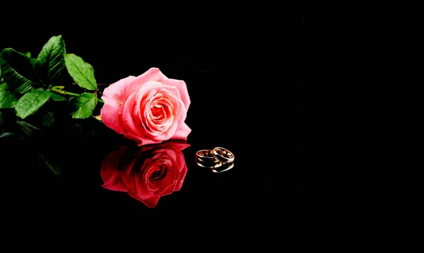 Χρυσά Δαχτυλίδια Γάμου Για Νεόνυμφους Ένα Κόκκινο Τριαντάφυλλο Λουλούδι Ένα — Φωτογραφία Αρχείου
