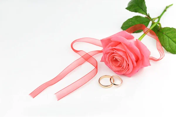 Anéis Casamento Ouro Para Recém Casados Com Uma Flor Rosa — Fotografia de Stock