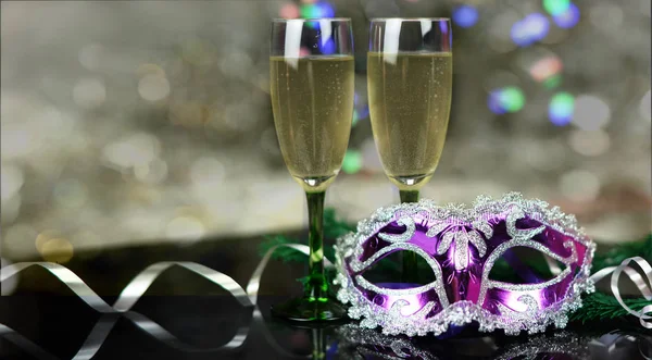 Hermosas Copas Champán Con Una Bebida Con Una Máscara Carnaval —  Fotos de Stock