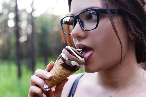 Pancarta Con Una Hermosa Chica Brbnetkoy Con Gafas Comer Delicioso — Foto de Stock