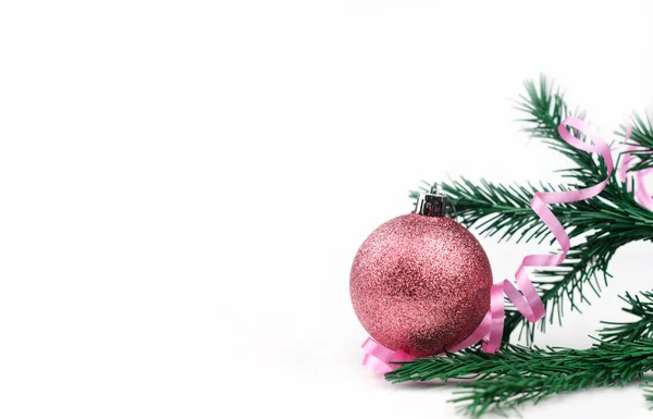 Πανό Χριστουγεννιάτικο Δέντρο Και Παιχνίδια Μπάλες Και Σερπεντίνη Απομονωμένες Λευκό — Φωτογραφία Αρχείου