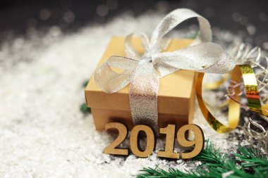  bir yay ve kış tatil Noel ve yeni yıl için bir serpantin bir hediye kutusu ile kar üzerinde numaraları ahşap 2019 metin