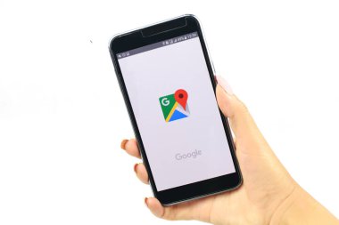 Ukrayna Kiev - siyah bir telefon ekranında bir programla onun elinde tutarak ve arama Google ve bir harita izole beyaz bir arka plan üzerinde 6 Eylül 2018 kız