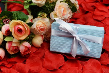 Düğün ve tatil Sevgililer günü için hediye kutusu ile kırmızı gül buketi 