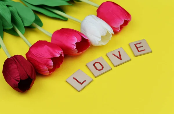 Fából Készült Szöveg Felirat Betűk Sárga Háttéren Szerelmes Piros Virágok — Stock Fotó