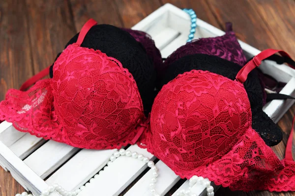 iç çamaşırı sütyen kırmızı ahşap arka plan 