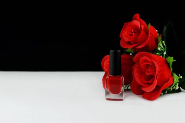 Kadınlar çivi çiçek gül bir siyah ve beyaz zemin üzerine kırmızı jel şişe