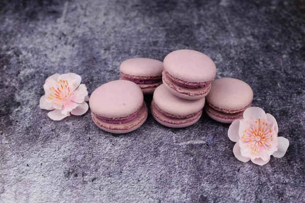 French Macaron Cookies Dessert Pink Lilac Dark Background Pink Flowers — Stock Photo, Image