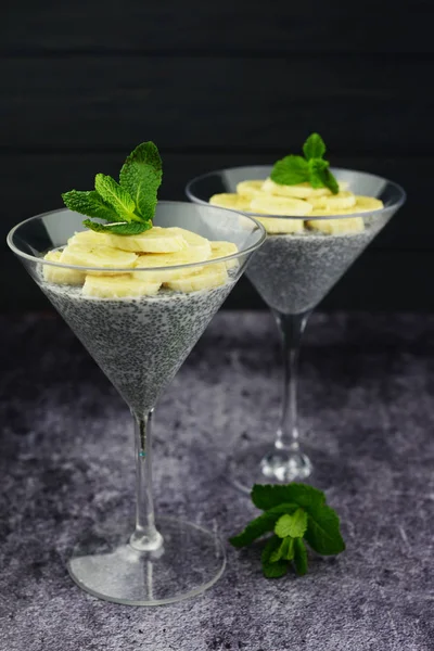 Chia-Dessert mit Bananenkörnern — Stockfoto