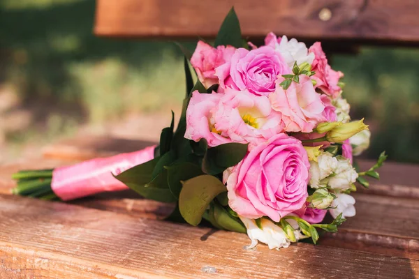 Beau bouquet nuptial de roses roses — Photo