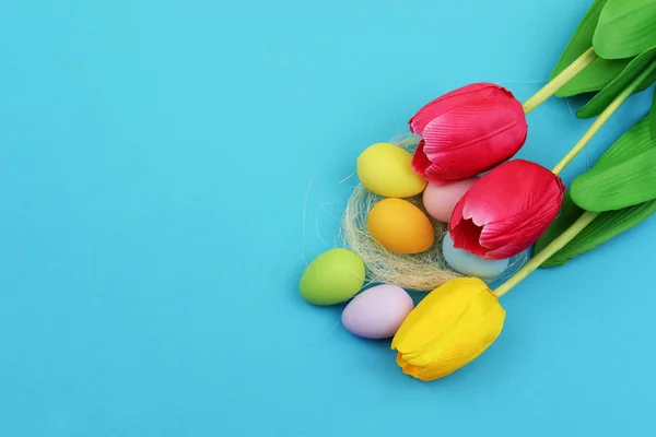 Ostereier mit Nest und Tulpenblüten bemalt — Stockfoto