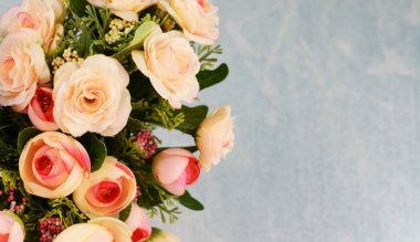 bir buket gül çiçek ile