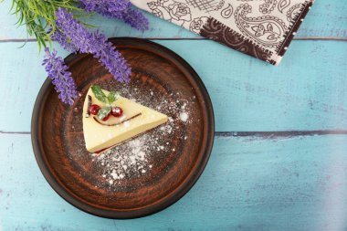 tatlı cheesecake nane ve çilek ile 