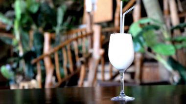 güzel egzotik içecek kokteyl Pina Colada kiraz ile süslenmiş bar