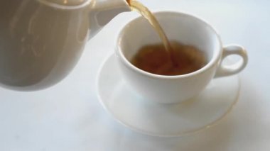 kokulu siyah çay sıcak çaydanlık beyaz bardak içine dökülür
