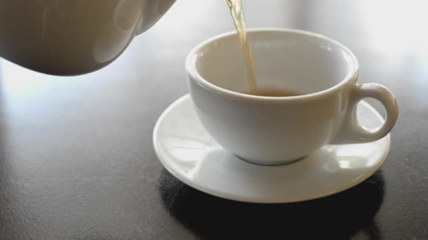 Thé Noir Parfumé Chaud Est Versé Théière Dans Tasse Blanche — Video