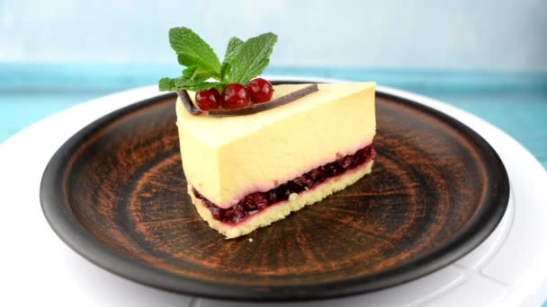 Dessert Taart Mascarpone Cheesecake Met Mint Blad Bessen — Stockvideo