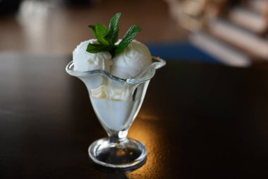 güzel bir cam süt dondurma topları