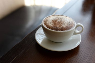 beyaz bir bardak lezzetli sıcak cappuccino sıcak kahve