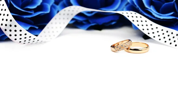 Bagues de fiançailles de mariage en or avec rubans blancs — Photo
