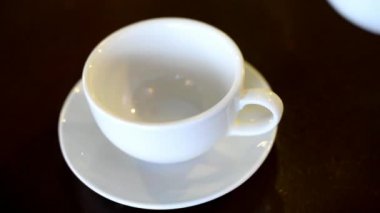 sıcak aromatik siyah meyve çayı beyaz bir fincan içine su ısıtıcısı dökülür