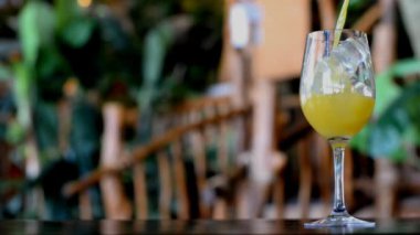 barda buz suyu ve likör ile bir kokteyl yapma