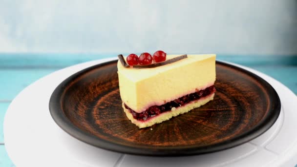 Cheesecake Cake Met Bessen Versieren Met Mint Twig — Stockvideo