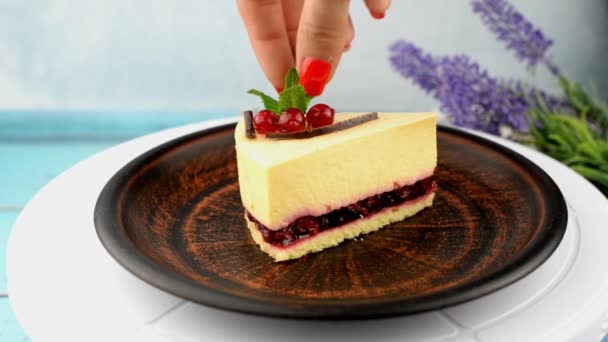 Käsekuchen Mit Minzzweig Verzieren Und Mit Puderzucker Bestäuben — Stockvideo