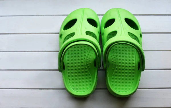 Baby skor Crocs grön — Stockfoto