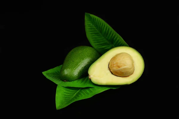 Fruta de aguacate verde con la mitad — Foto de Stock