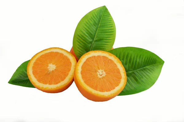 Zwei halbreife Orangenfrüchte — Stockfoto