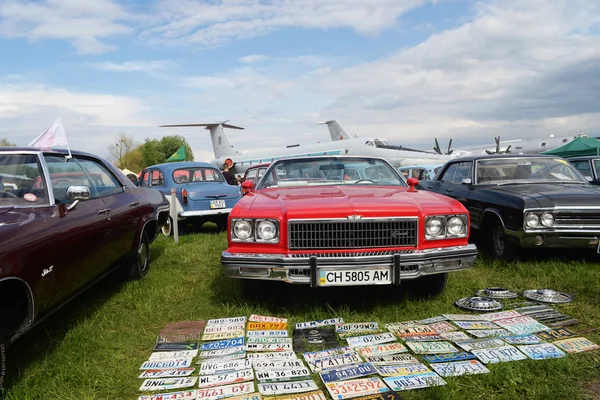 Retro Araba chevrolet impala kırmızı 