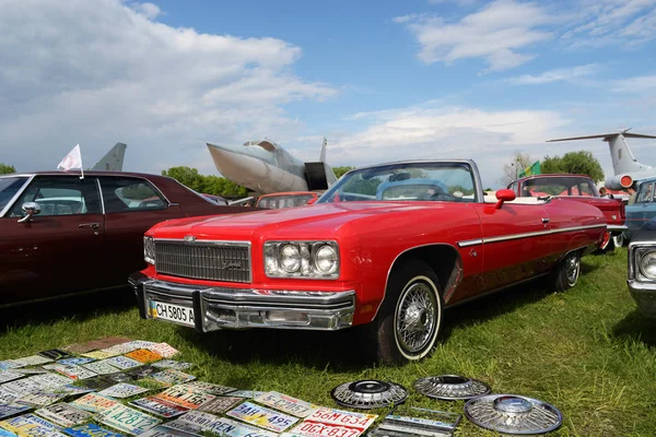 Chevrolet coche retro impala rojo — Foto de Stock