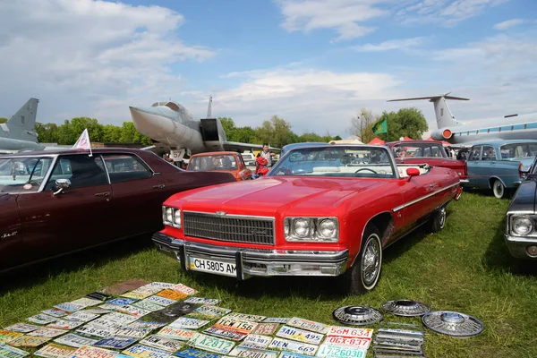 Chevrolet coche retro impala rojo — Foto de Stock