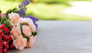 gül ve lavanta çiçekleri ile sınır afiş